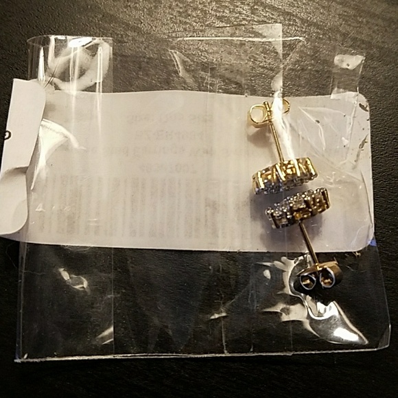 Stud Earrings w/ Swarovski Crystals - Picture 7 of 8